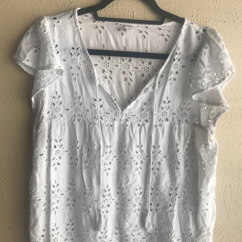 Eyelet flutter sleeve ON top